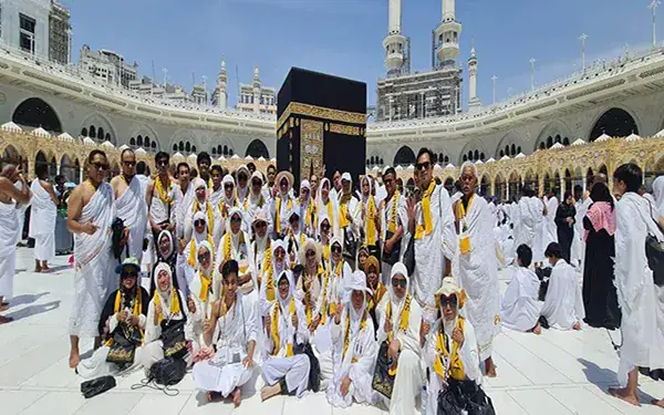 Jamaah jannah firdaus sedang melaksanakan tawaf sebagai bagian dari ibadah umroh